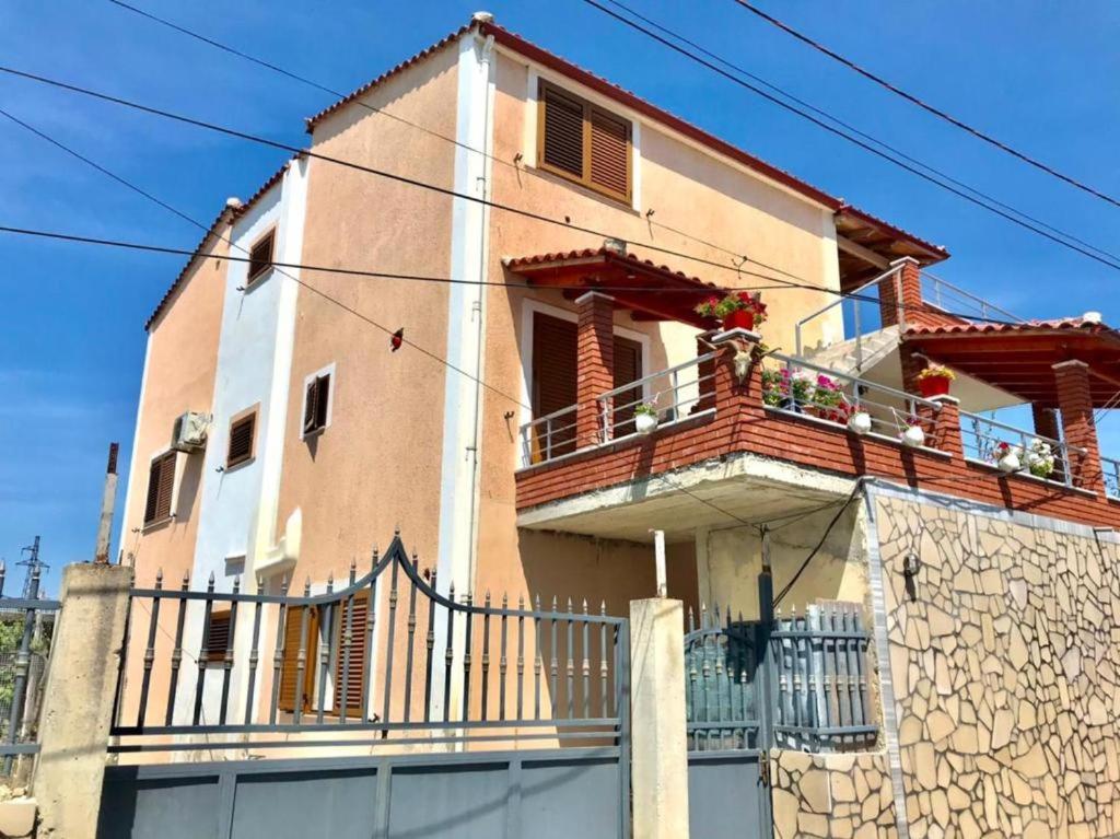Arlind'S Apartaments Vlorë Esterno foto