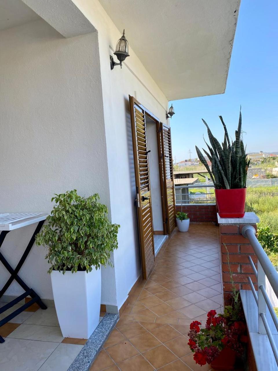 Arlind'S Apartaments Vlorë Esterno foto