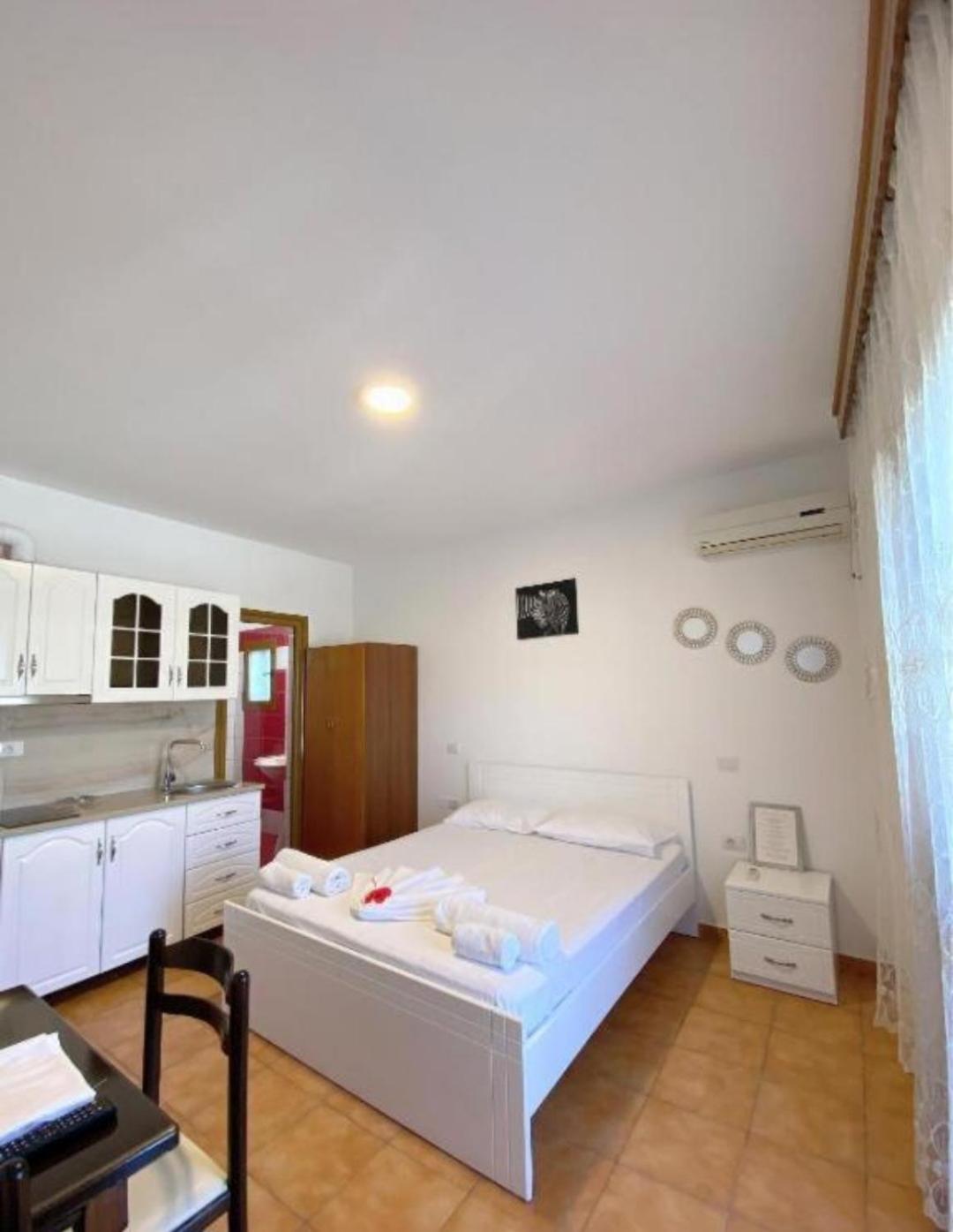 Arlind'S Apartaments Vlorë Esterno foto