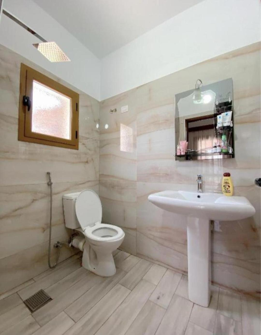 Arlind'S Apartaments Vlorë Esterno foto